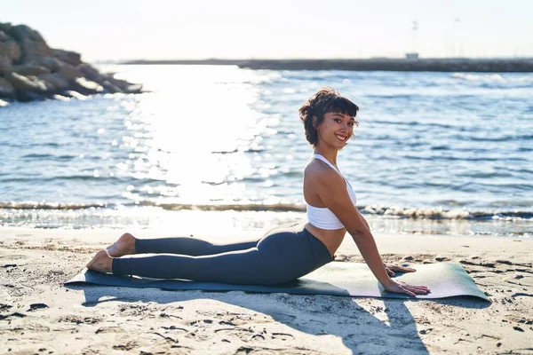 Mujer Joven Entrenando Ejercicio Yoga Tumbado Arena Orilla Del Mar —  Fotos de Stock