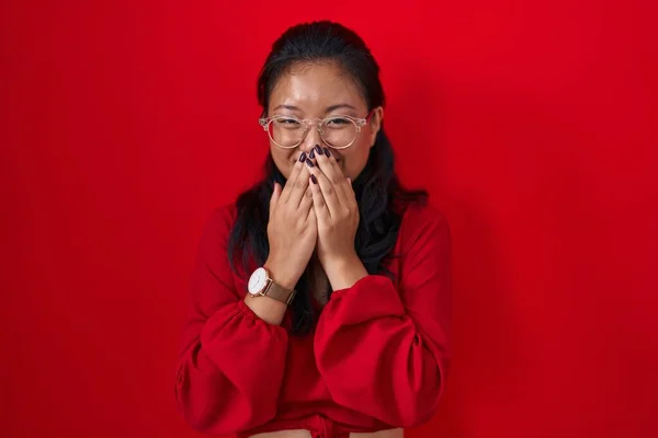 Aziatisch Jong Vrouw Staande Rode Achtergrond Lachen Beschaamd Giechelen Bedekken — Stockfoto