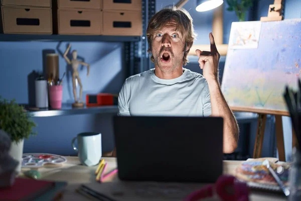Orta Yaşlı Bir Adam Geceleri Dizüstü Bilgisayarla Stüdyoda Oturup Başarılı — Stok fotoğraf