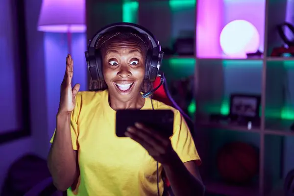 Африканская Американка Играющая Видеоигры Смартфоном Празднующая Победу Счастливой Улыбкой Выражением — стоковое фото