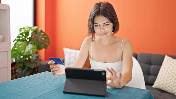 Joven Hermosa Mujer Hispana Compras Con Touchpad Tarjeta Crédito Sentado —  Fotos de Stock