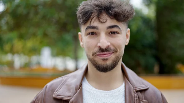 Junger Araber Lächelt Selbstbewusst Park — Stockfoto