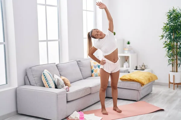 Jong Mooi Latino Vrouw Doen Yoga Oefening Staan Thuis — Stockfoto