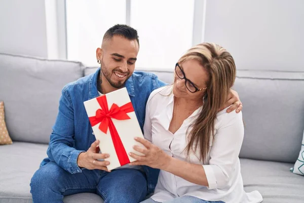 Man Woman Mother Son Surprise Gift Hugging Home — Stock Photo, Image
