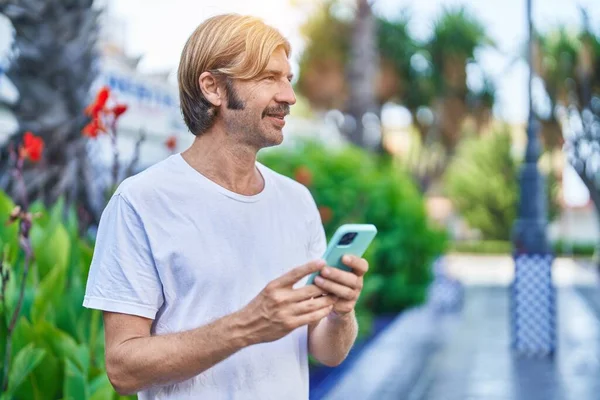 Young Blond Man Smiling Confident Using Smartphone Park — Stok fotoğraf