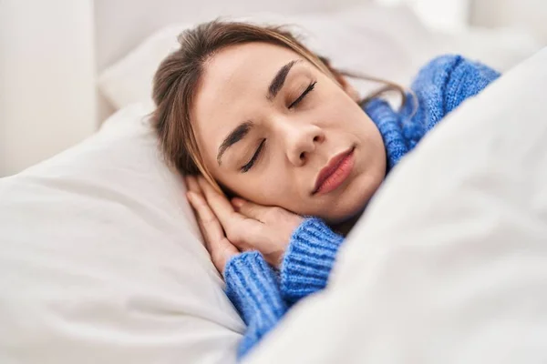 Νεαρή Όμορφη Ισπανίδα Ξαπλωμένη Στο Κρεβάτι Κοιμάται Στο Υπνοδωμάτιο — Φωτογραφία Αρχείου