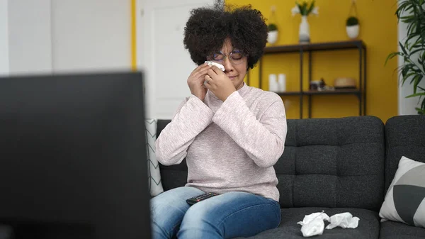 Genç Afro Amerikan Kadın Evde Kanepede Oturmuş Televizyon Izliyor — Stok fotoğraf