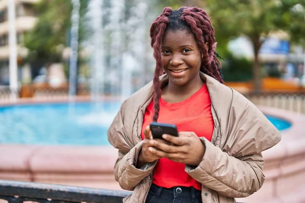 非洲裔美国女人在公园用智能手机充满自信地微笑 — 图库照片
