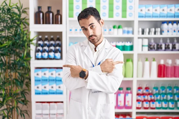 Homem Hispânico Bonito Trabalhando Farmácia Farmácia Que Aponta Para Ambos — Fotografia de Stock