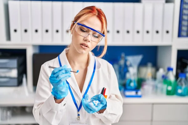 Young Caucasian Woman Scientist Smiling Confident Holding Pill Laboratory — Stok fotoğraf