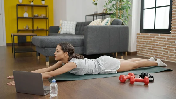 Junge Schöne Hispanische Frau Macht Hause Yoga Mit Laptop — Stockfoto