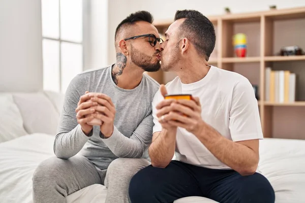 Δύο Άνδρες Ζευγάρι Πίνοντας Φλιτζάνι Καφέ Φιλιά Στο Υπνοδωμάτιο — Φωτογραφία Αρχείου