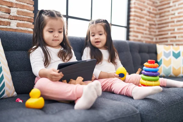 Adorable Twin Girls Playing Hoops Game Using Touchpad Home — Stock Photo, Image