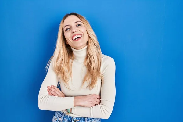 Mavi Arka Planda Dikilen Beyaz Bir Kadın Var Gülümsüyor Kahkahalarla — Stok fotoğraf