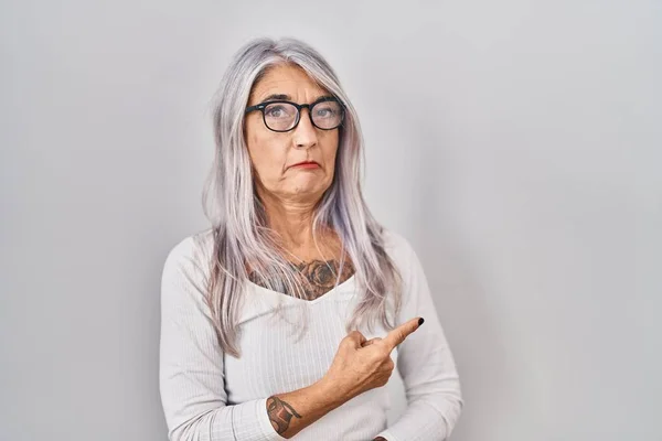 Middle Age Woman Grey Hair Standing White Background Pointing Aside — Stock Photo, Image