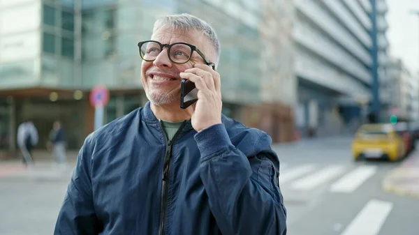 Uomo Mezza Età Dai Capelli Grigi Sorridente Fiducioso Parlando Smartphone — Foto Stock