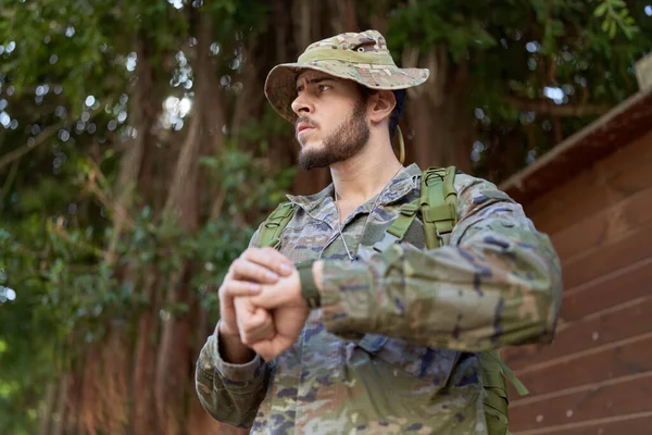 Giovane Uomo Ispanico Indossa Uniforme Soldato Guardando Orologio Parco — Foto Stock