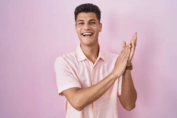 Νεαρός Ισπανός Στέκεται Πάνω Από Ροζ Φόντο Χειροκροτώντας Χαρούμενα Και — Φωτογραφία Αρχείου