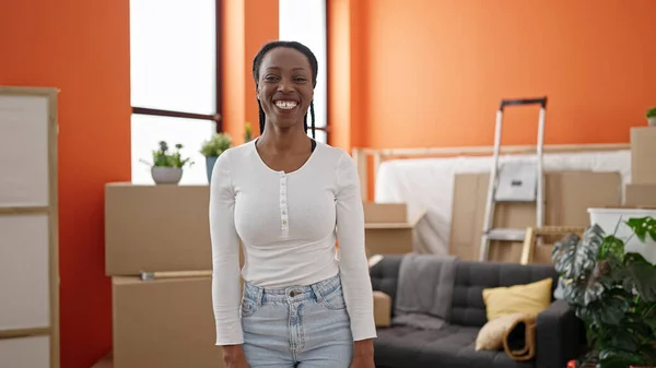Afrikaans Amerikaanse Vrouw Glimlachen Zelfverzekerd Staan Nieuw Huis — Stockfoto