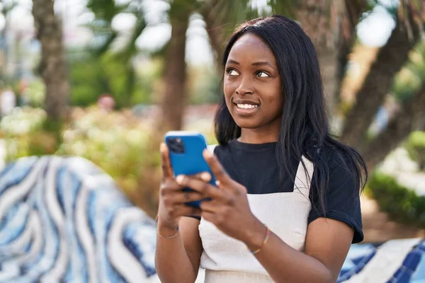 Jovem Afro Americana Sorrindo Confiante Usando Smartphone Parque — Fotografia de Stock