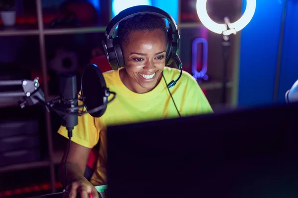 Mujer Afroamericana Streamer Jugando Videojuego Usando Computadora Sala Juegos —  Fotos de Stock