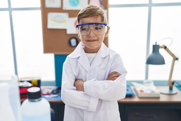 可敬的惊慌失措的男孩微笑着 自信地站在实验室教室里 双手交叉地摆出姿势 — 图库照片
