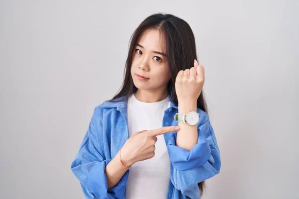 Mladá Číňanka Stojí Nad Bílým Pozadím Spěchu Ukazuje Čas Netrpělivost — Stock fotografie