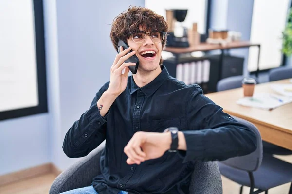 Νεαρός Ισπανόφωνος Επιχειρηματίας Μιλάει Στο Smartphone Κοιτάζοντας Ρολόι Στο Γραφείο — Φωτογραφία Αρχείου