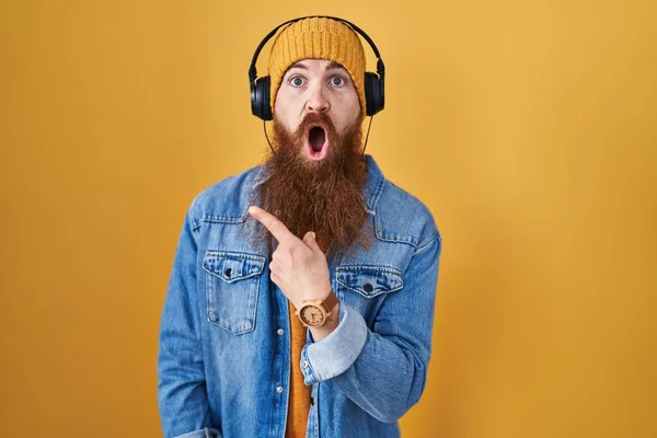 Hombre Caucásico Con Barba Larga Escuchando Música Usando Auriculares Sorprendidos —  Fotos de Stock