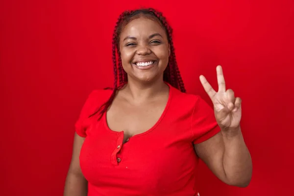 Mujer Afroamericana Con Pelo Trenzado Pie Sobre Fondo Rojo Mostrando —  Fotos de Stock