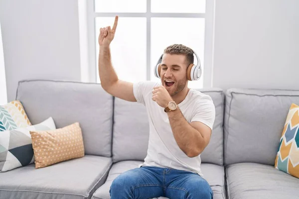 Joven Hombre Caucásico Escuchando Música Cantando Canción Casa — Foto de Stock