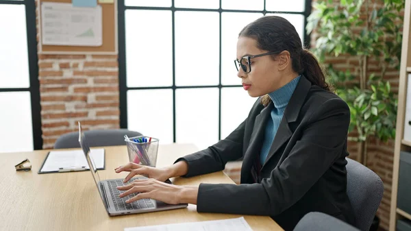 Young Beautiful Hispanic Woman Business Worker Using Laptop Working Office — Photo