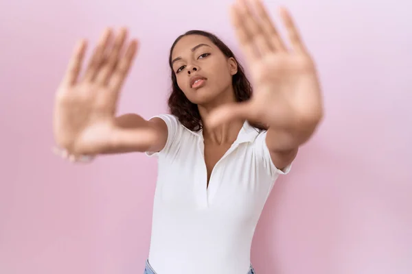 Jeune Femme Hispanique Portant Shirt Blanc Décontracté Faisant Cadre Utilisant — Photo