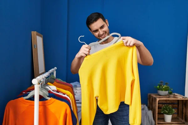 Genç Spanyol Adam Çamaşırhanede Elbise Askısına Elbise Asıyor — Stok fotoğraf