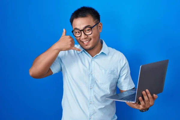 Jeune Homme Chinois Utilisant Ordinateur Portable Souriant Faire Geste Téléphone — Photo