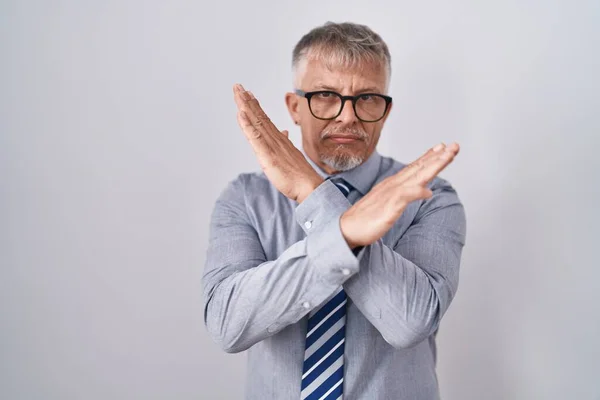 Іспанський Бізнесмен Сірим Волоссям Окулярах Відторгнення Руки Робить Негативний Знак — стокове фото