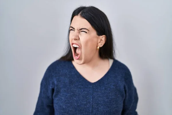 Young Brunette Woman Standing Isolated Background Angry Mad Screaming Frustrated — Stock Photo, Image