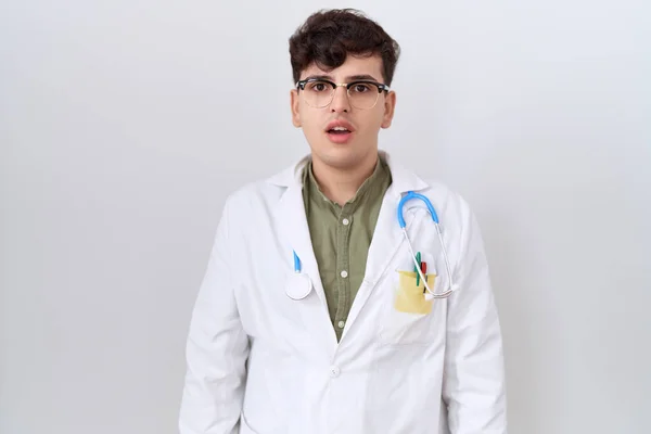 Junger Mann Arztuniform Und Stethoskop Verängstigt Und Schockiert Mit Überraschtem — Stockfoto