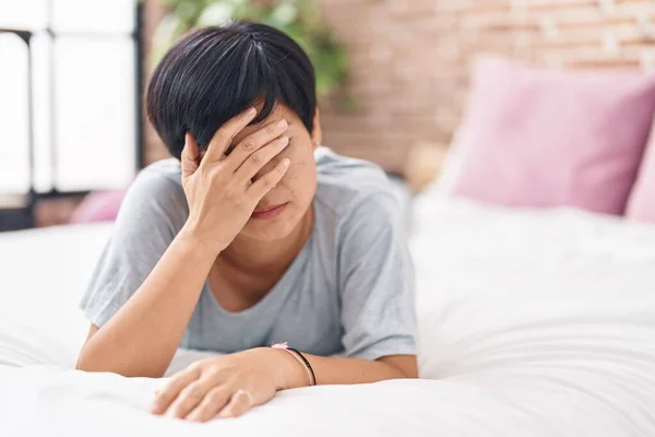 Middle Age Chinese Woman Stressed Lying Bed Bedroom — 스톡 사진