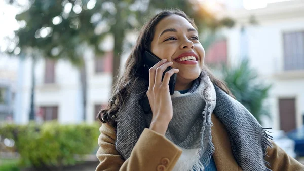 Jong Mooi Latino Vrouw Praten Smartphone Glimlachen Park — Stockfoto