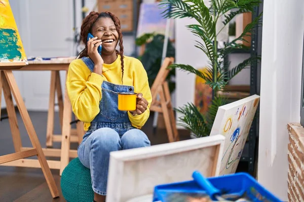 African American Woman Artist Talking Smartphone Drinking Coffee Art Studio — 图库照片