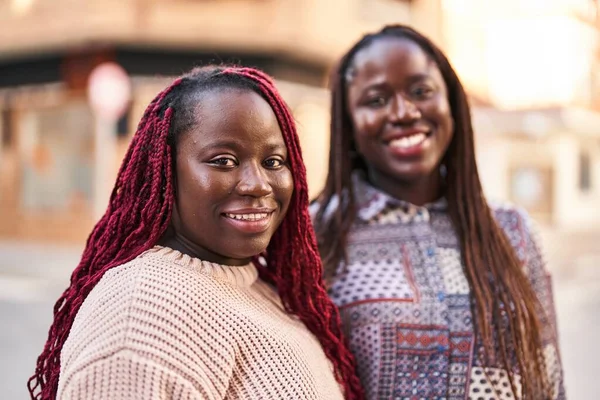 Африканские Американские Подруги Улыбаются Уверенно Стоя Вместе Улице — стоковое фото