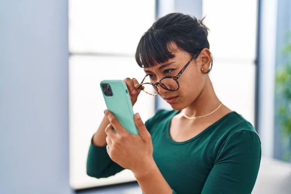 Jovem Bela Mulher Hispânica Olhando Smartphone Tela Com Problema Visão — Fotografia de Stock