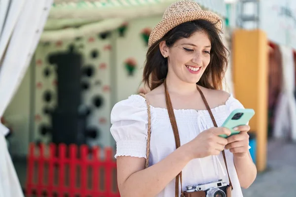 Giovane Donna Ispanica Turista Sorridente Fiducioso Utilizzando Smartphone Strada — Foto Stock