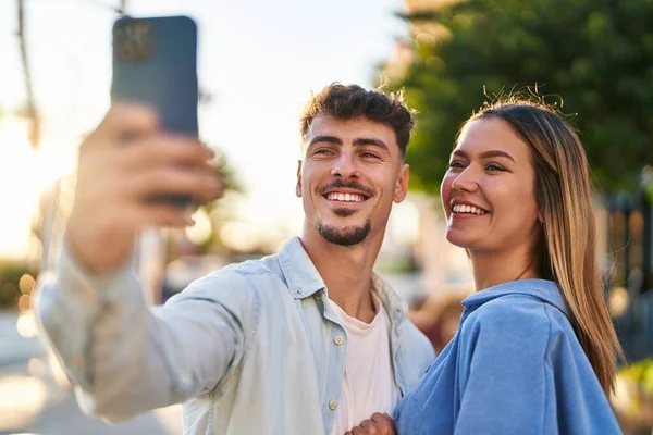 Joven Pareja Hombres Mujeres Sonriendo Confiados Haciendo Selfie Por Teléfono —  Fotos de Stock