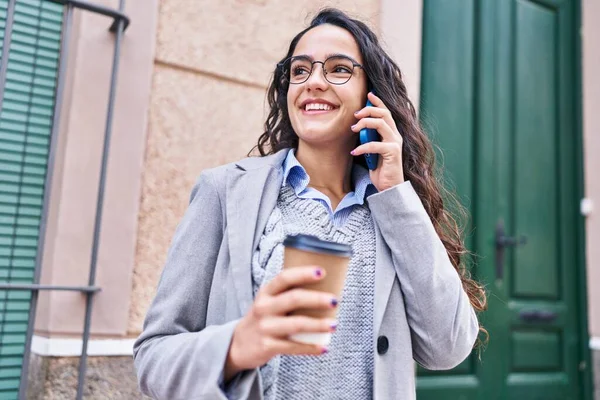 Genç Spanyol Kadın Yönetici Kahve Içiyor Caddede Akıllı Telefondan Konuşuyor — Stok fotoğraf