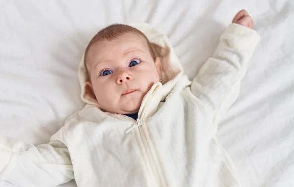 Adorable Bebé Caucásico Acostado Cama Con Expresión Relajada Dormitorio —  Fotos de Stock