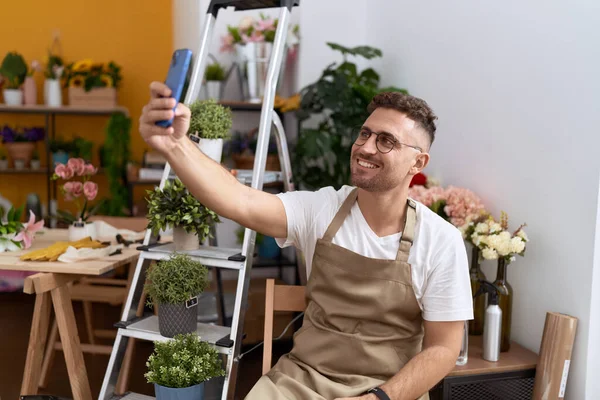 Young Hispanic Man Florist Make Selfie Smartphone Flower Shop — Stock Fotó