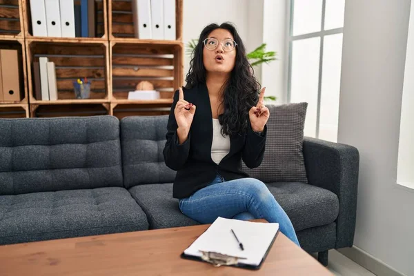 Young Asian Woman Consultation Office Amazed Surprised Looking Pointing Fingers — Stock Photo, Image