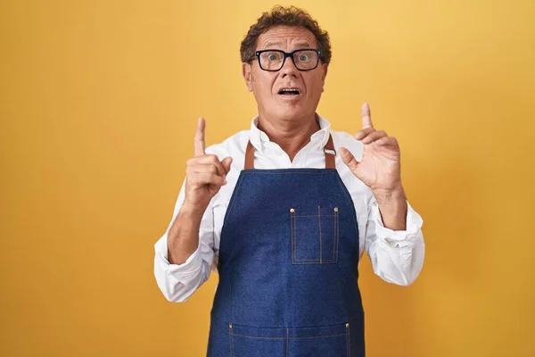 Medelåldern Hispanic Man Bär Professionell Kock Förkläde Förvånad Och Förvånad — Stockfoto